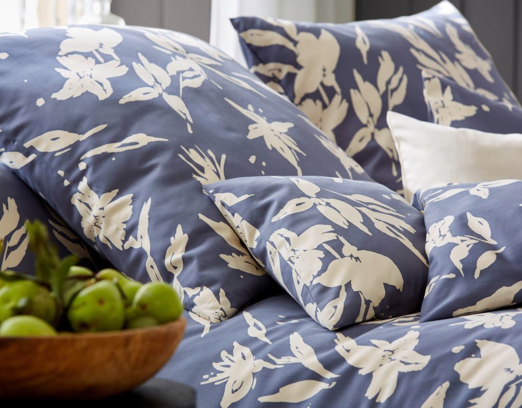 refugio.bio-satin-bettwaesche-blumen-ornament-blau-bio-baumwolle-kissen-schlafzimmer-satin-bettwaesche-blumen-ornament-blau-bio-baumwolle-kissen-schlafzimmer